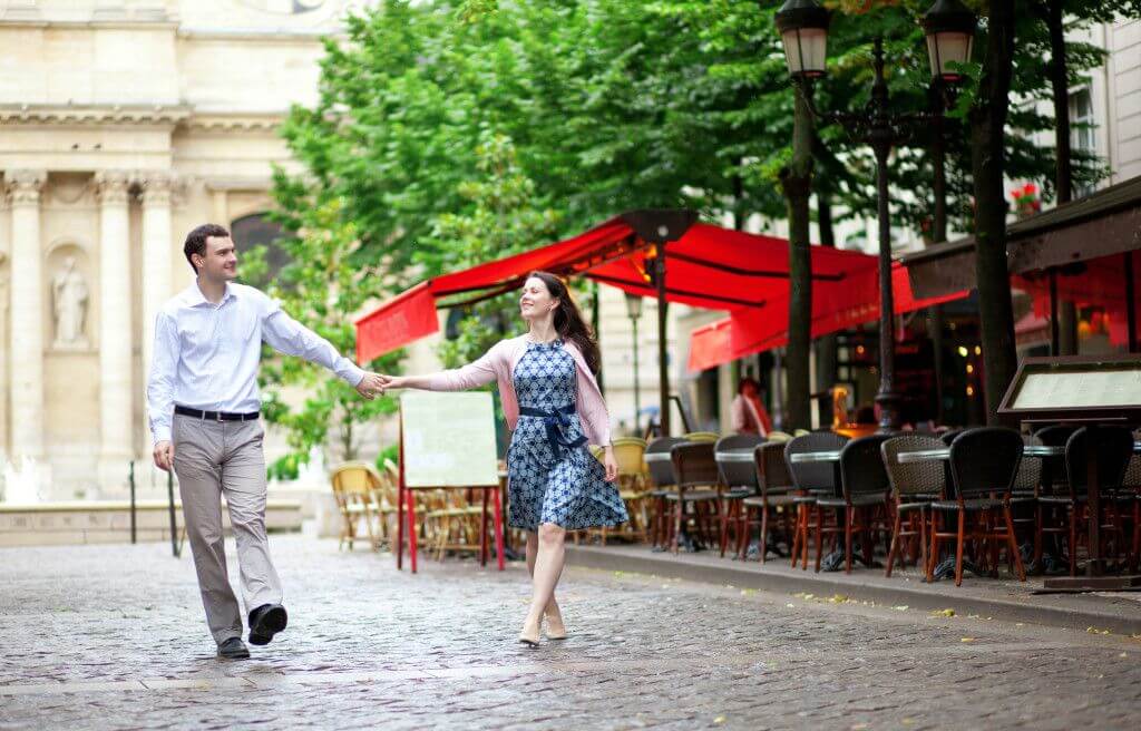 Den som väljer Paris till kursort får leva och studera i en världsstad. En vacker stad, en omskriven stad, en stad med ett fantastiskt utbud av både billiga och exklusiva nöjen och kultur. En stad omgiven av ett romantiskt skimmer, en stad att utforska och älska.
«Språkresa – studera franska i Paris»