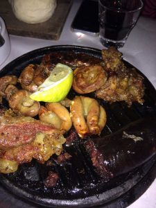Förrätten - Grillad lever, bräss, blodkorv, njure. Mums!